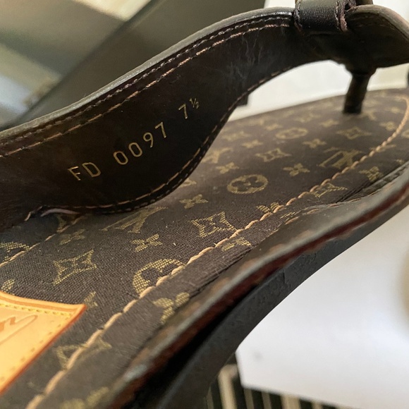 Louis Vuitton thong leather sandals monogram 7.5 Italy flats flip flops LV mules - Picture 5 of 9